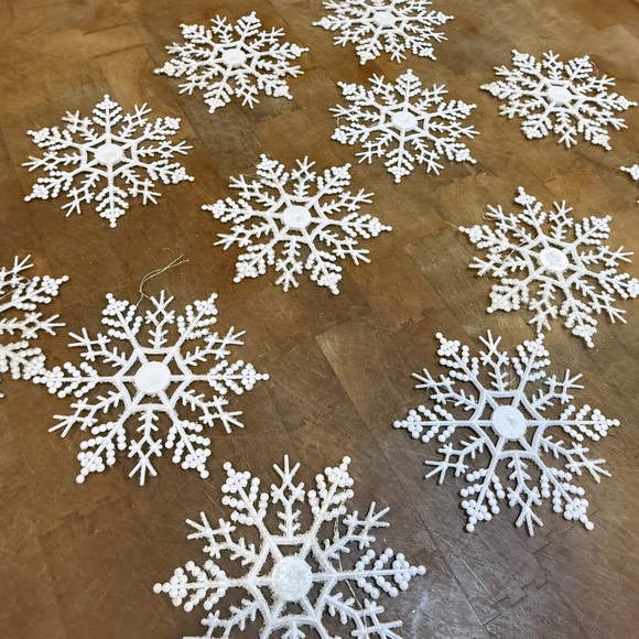 Vintage 1970’s White Plastic Snowflake Gliter Ornaments Set of 12 - Picture 3 of 12